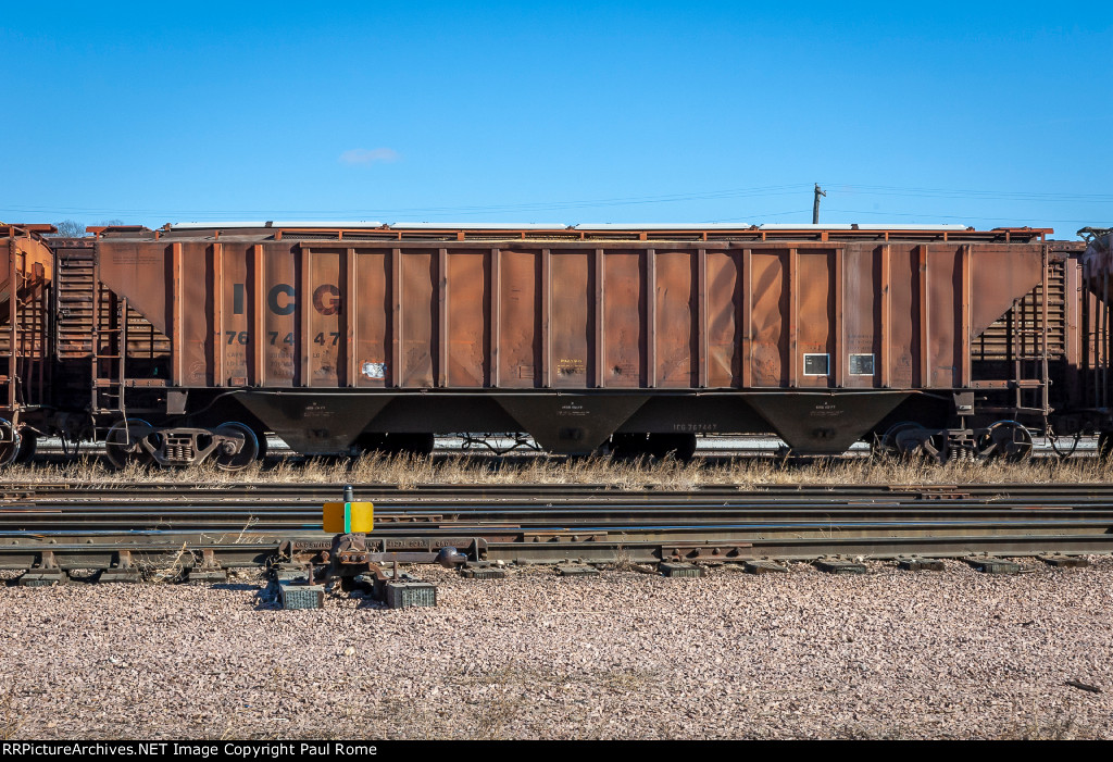 ICG 767447, PS 3-bay covered hopper car